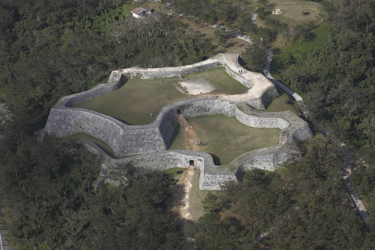 Zakimi Castle Remains: Okinawa's World Heritage Characterized by its Curvaceousness
